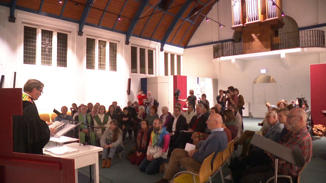 Doorlopende kerkdienst in Haagse Bethelkerk tegen uitzetting Armeens gezin.
