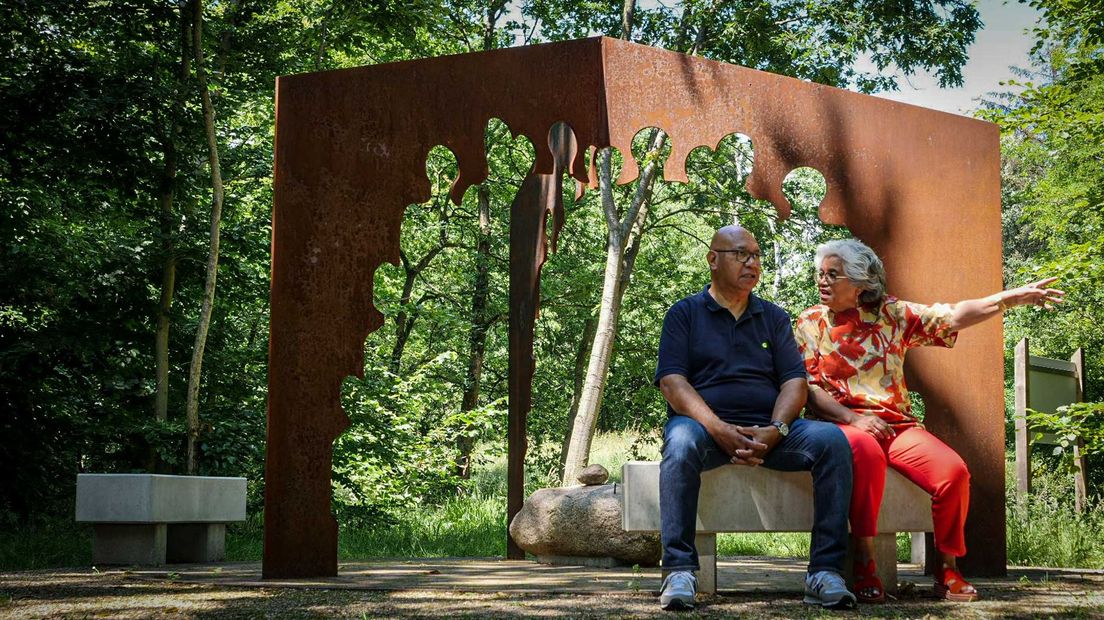 Paul Salakory en Clara Patawala voor het monument Vossenbosch