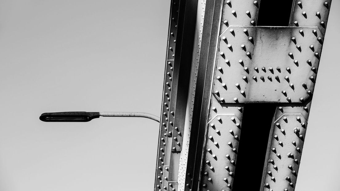 Een voorbeeld van een detailfoto van de Lekbrug. Hij is aan elkaar gemaakt met ontelbaar veel nagels. Marks noemt de brug mede daarom 'de IJzeren Dame'.