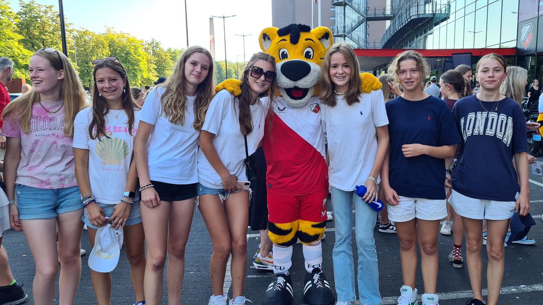 Deze meiden wilden wel op de foto met Tiger