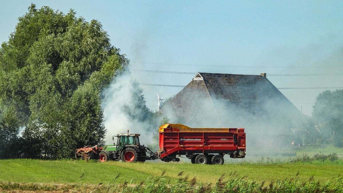 rijstrook dicht op A6 tussen Joure en Lemmer | Vrachtwagen van Omrin zakt door brug