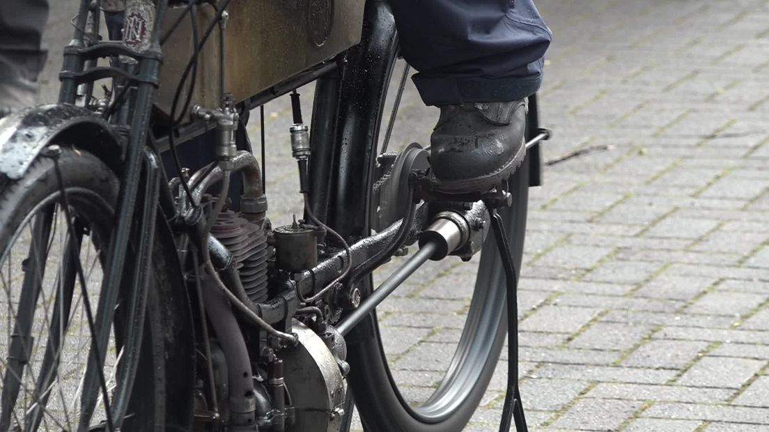 Antieke motorijden door Gees