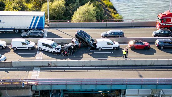 Verkeerschaos na kettingbotsing, veroorzaker rijdt door. Verkeerschaos na kettingbotsing, veroorzaker rijdt door.