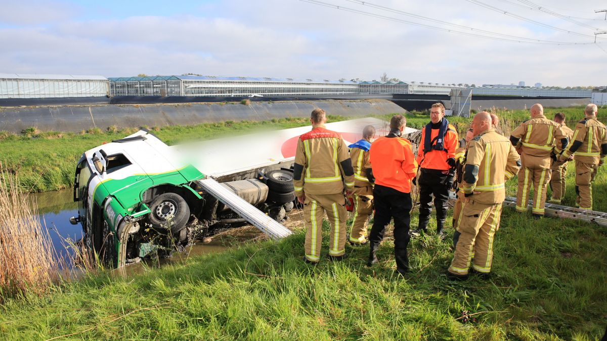 Vrachtwagen belandt in sloot, weg afgesloten
