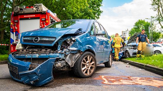 Twee gewonden na aanrijding, één persoon bevrijd uit auto. Twee gewonden na aanrijding, één persoon bevrijd uit auto.