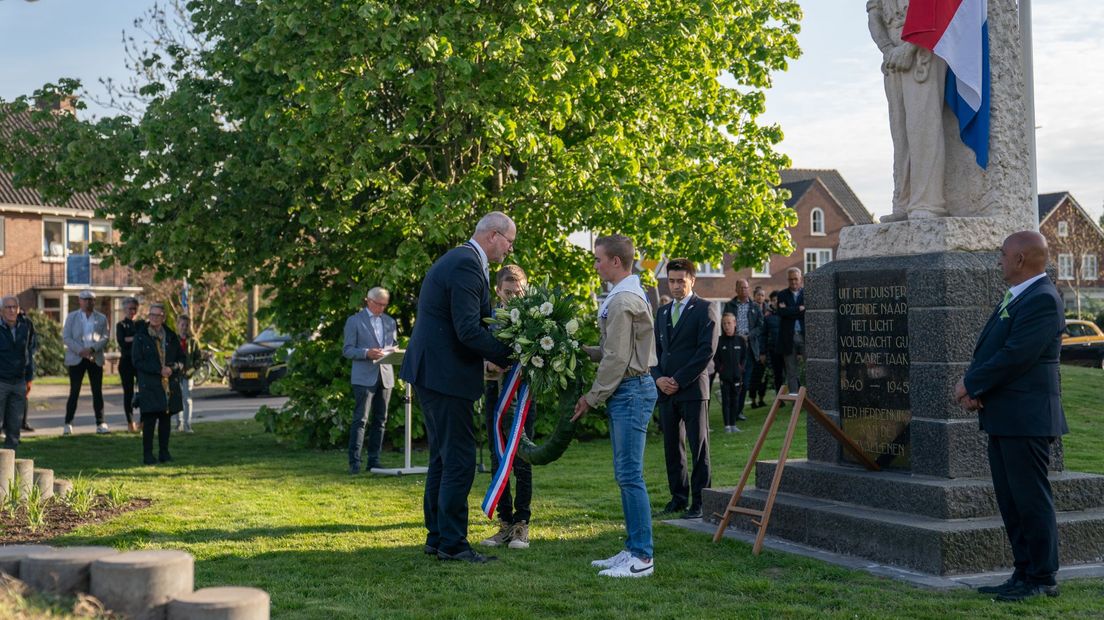 Burgemeester Karel Loohuis legde vanavond een krans tijdens de ceremonie