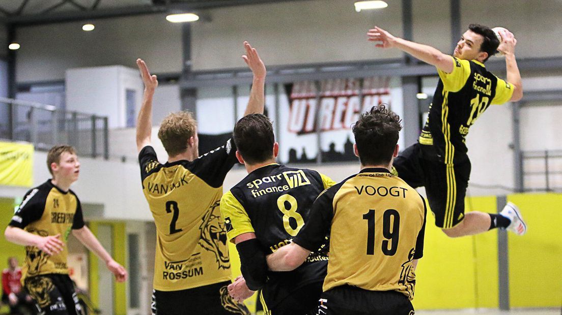 Thies Berendsen torend boven de spelers van Aalsmeer2 uit in de kampioenswedstrijd
