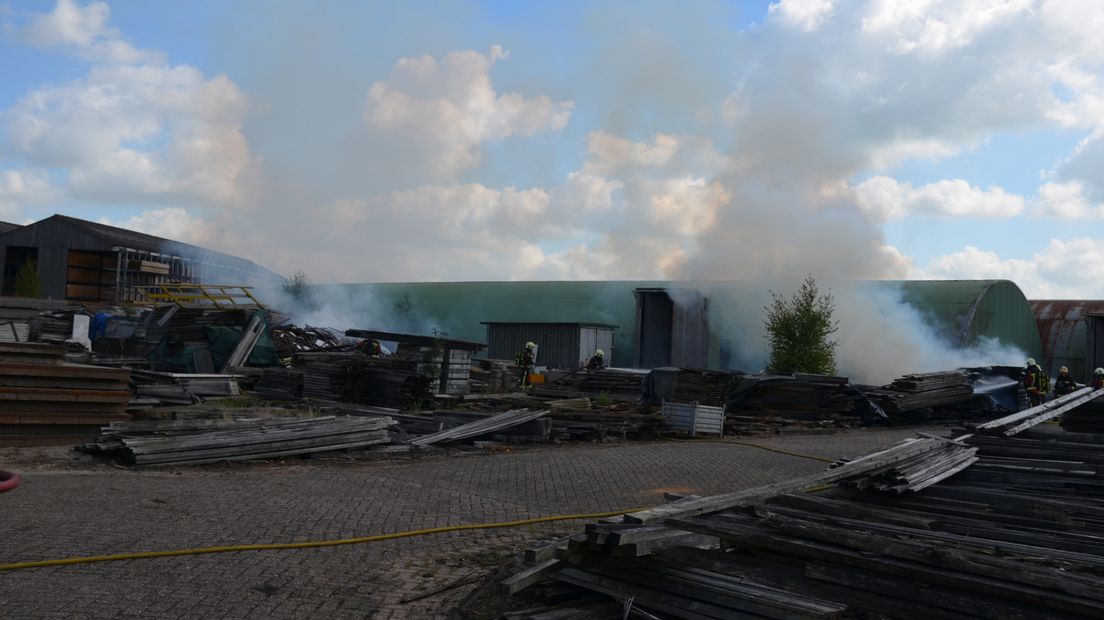 Brand bij houthandel in Ouderkerk aan den IJssel 