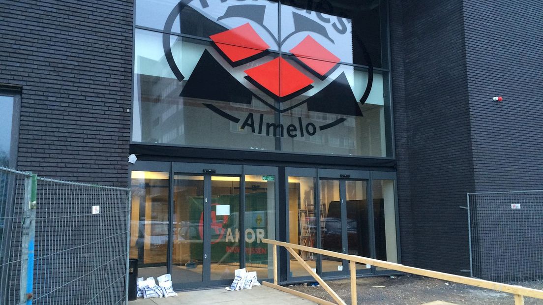 Zoutzakken bij stadion Heracles Almelo