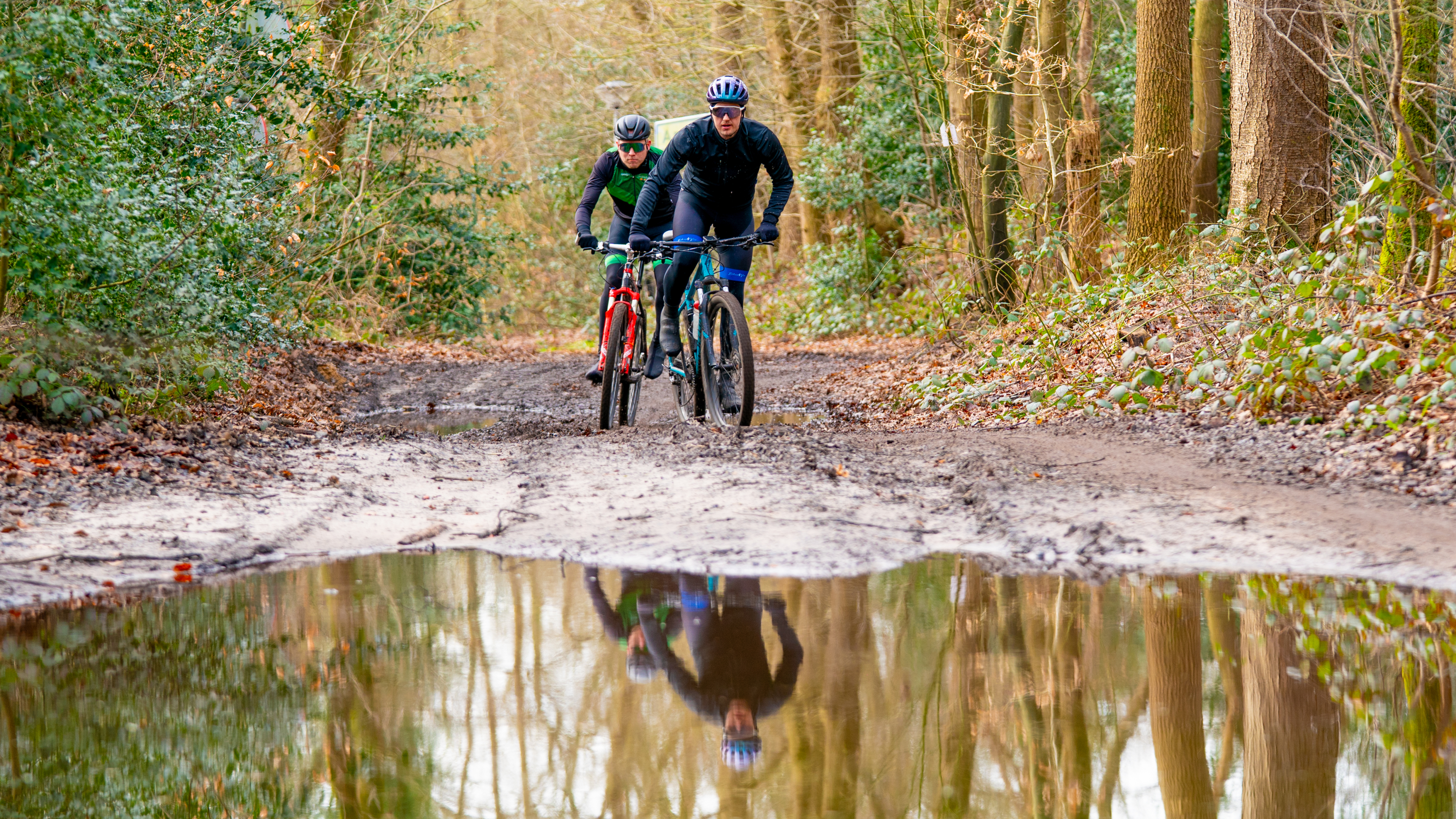 Crossen door modder en bossen tijdens de MTB Marathon Ruinen