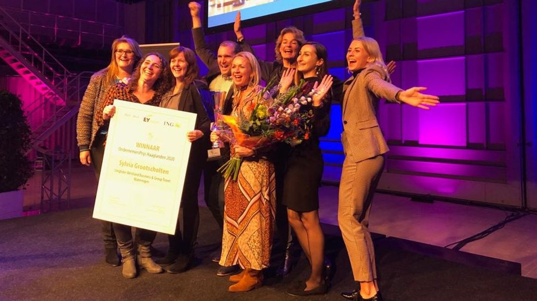 Sylvia Grootscholten (met bloemen) wint OndernemersPrijs Haaglanden