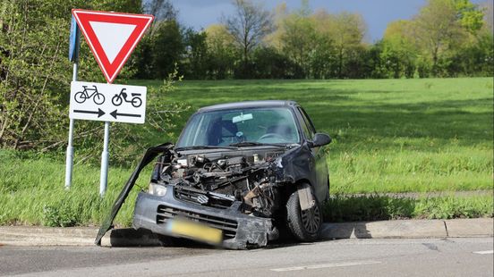 Automobilist naar ziekenhuis na aanrijding