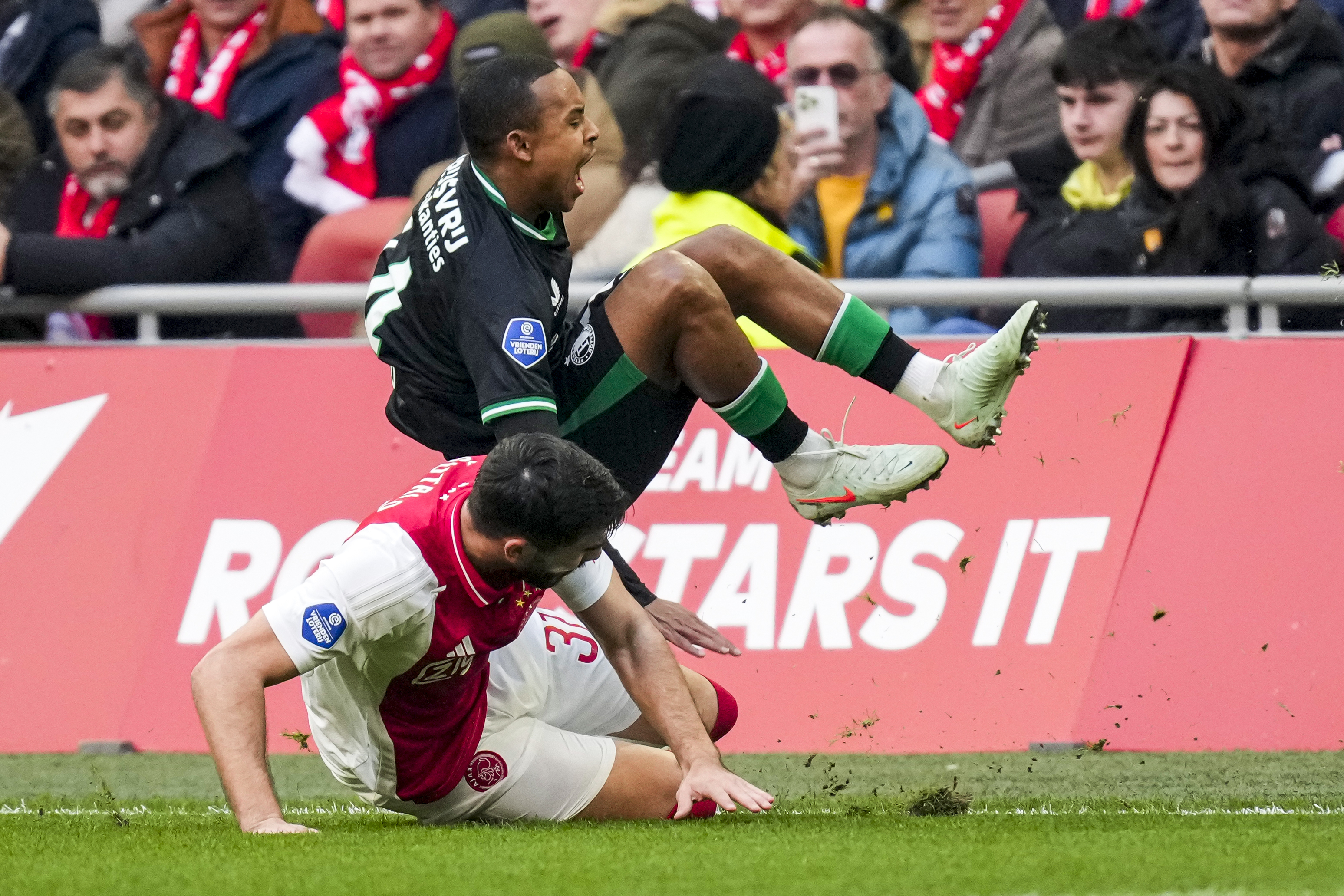 Paixao en Sutalo in duel tegen Ajax