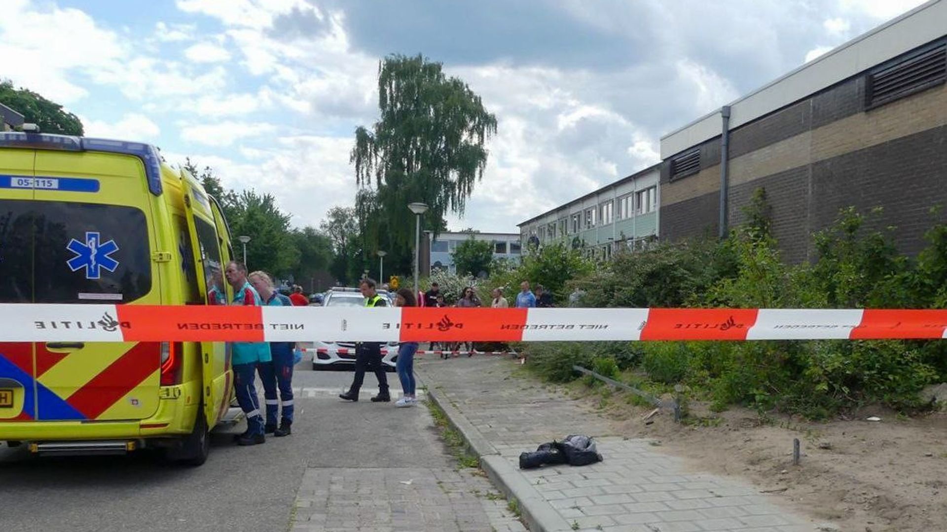 De omgeving van Het Bijvank in Enschede is afgezet nadat een persoon met een bijl werd aangevallen.