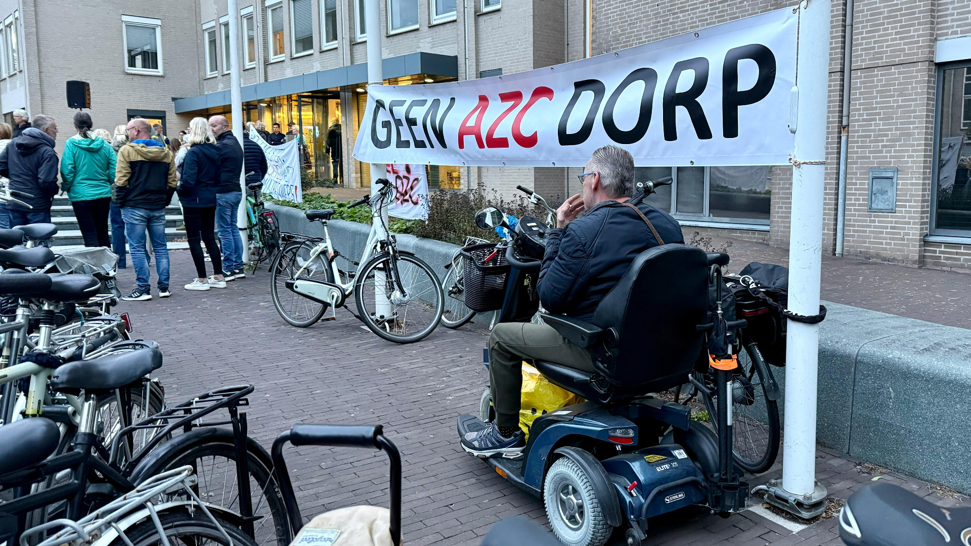 Asielopvang die Houten verdeelde voorlopig van de baan