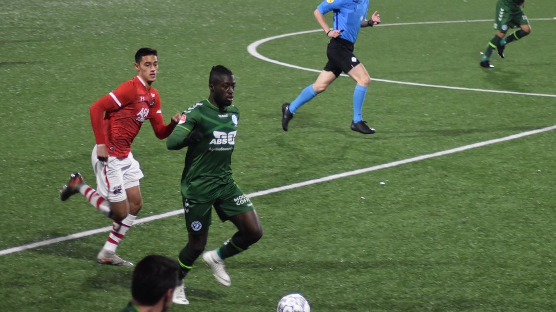 De eerste nederlaag van het seizoen is een feit voor De Graafschap. Na zestien speelrondes bleek laagvlieger Jong AZ in Wijdewormer te sterk maandagavond. Daardoor komen de Superboeren niet op gelijke hoogte met koploper Cambuur Leeuwarden.