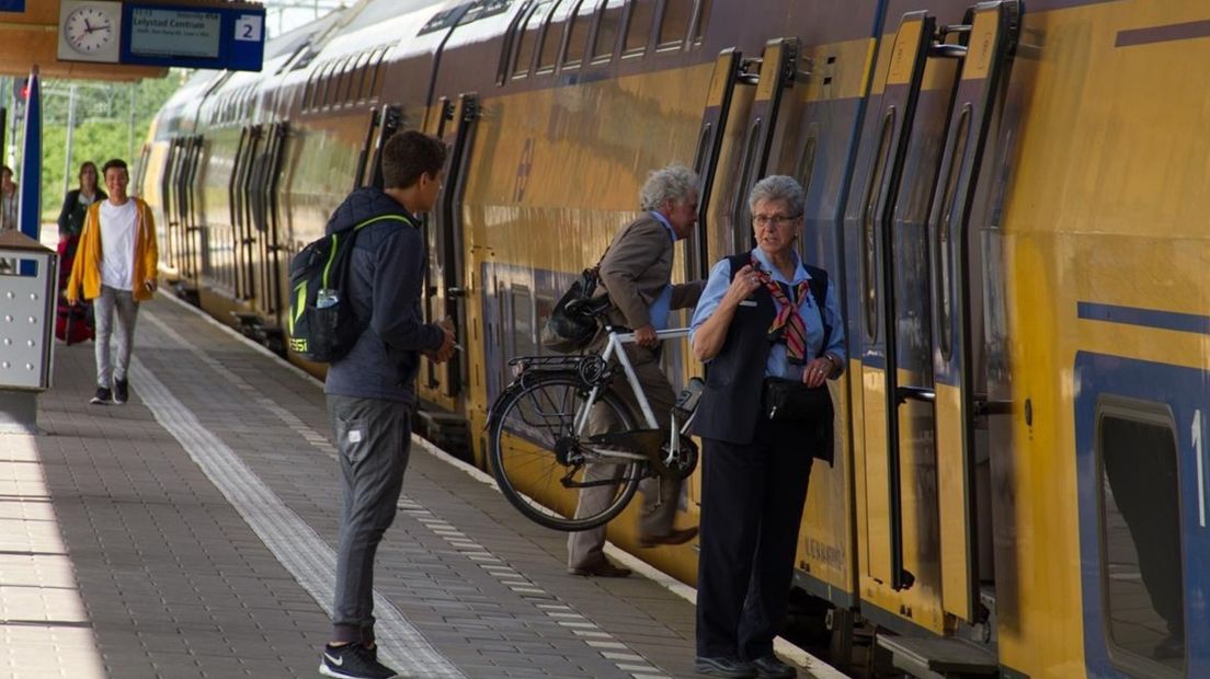 Reizigers stappen in afgrond bij perron Middelburg (video)