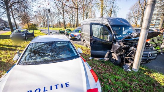 Voortvluchtigen crashen op Arnhemse paal na meerdere botsingen. Voortvluchtigen crashen op Arnhemse paal na meerdere botsingen.
