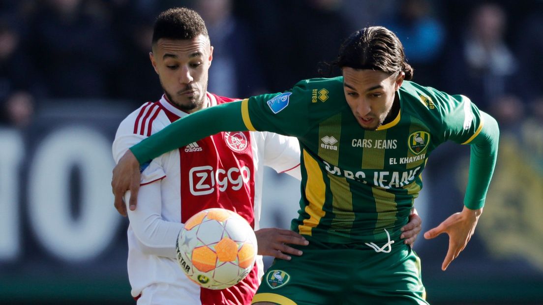 Noussair Mazraoui duelleert met Nasser El Khayati (ADO) in het seizoen 2018-2019