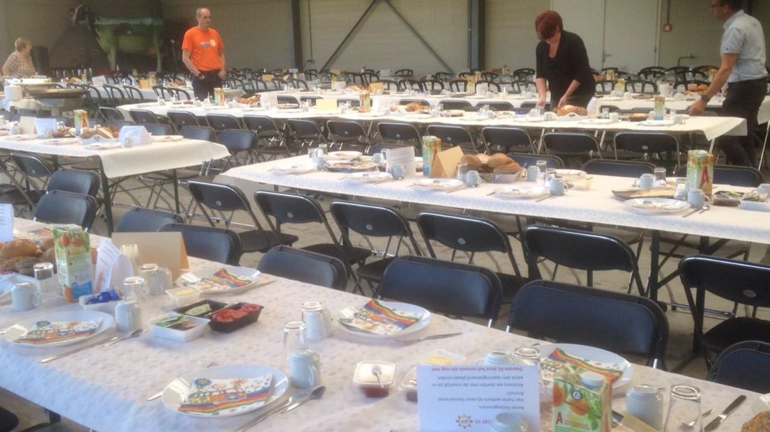 Het Achterhoekse dorp Geesteren is zondagochtend uitgelopen voor een mega-brunch. Aan lange rijen tafels genoten de inwoners van een heerlijke maaltijd.