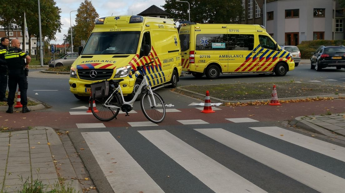 De fietser werd aangereden op een rotonde.