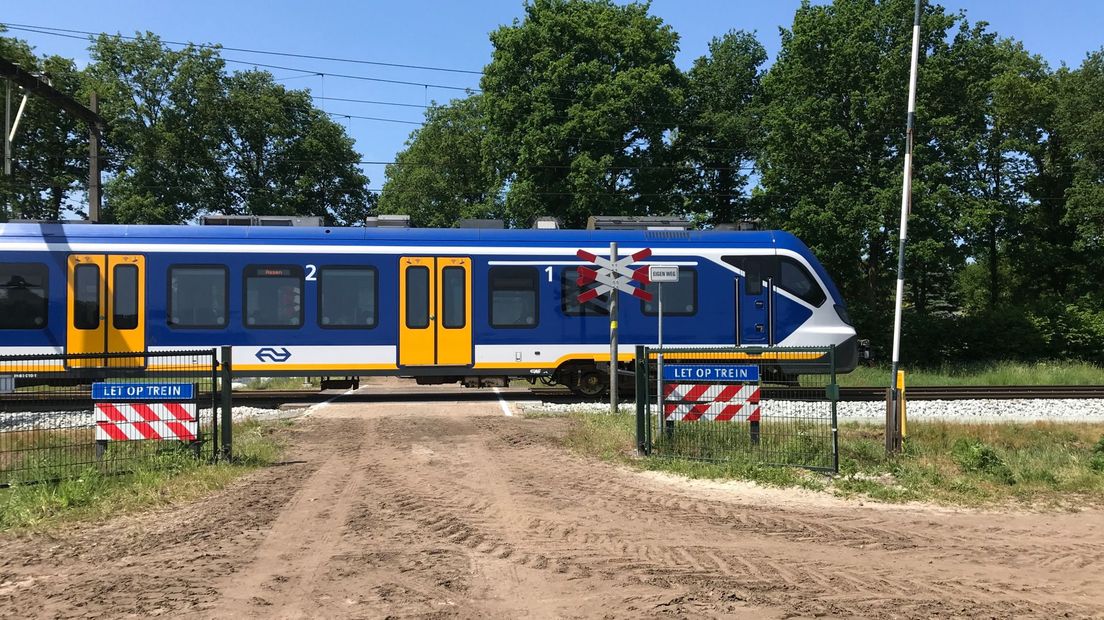 Machinisten rijden bij de overweg in Hooghalen stapvoets ter nagedachtenis aan hun collega (Rechten: Serge Vinkenvleugel/RTV Drenthe)