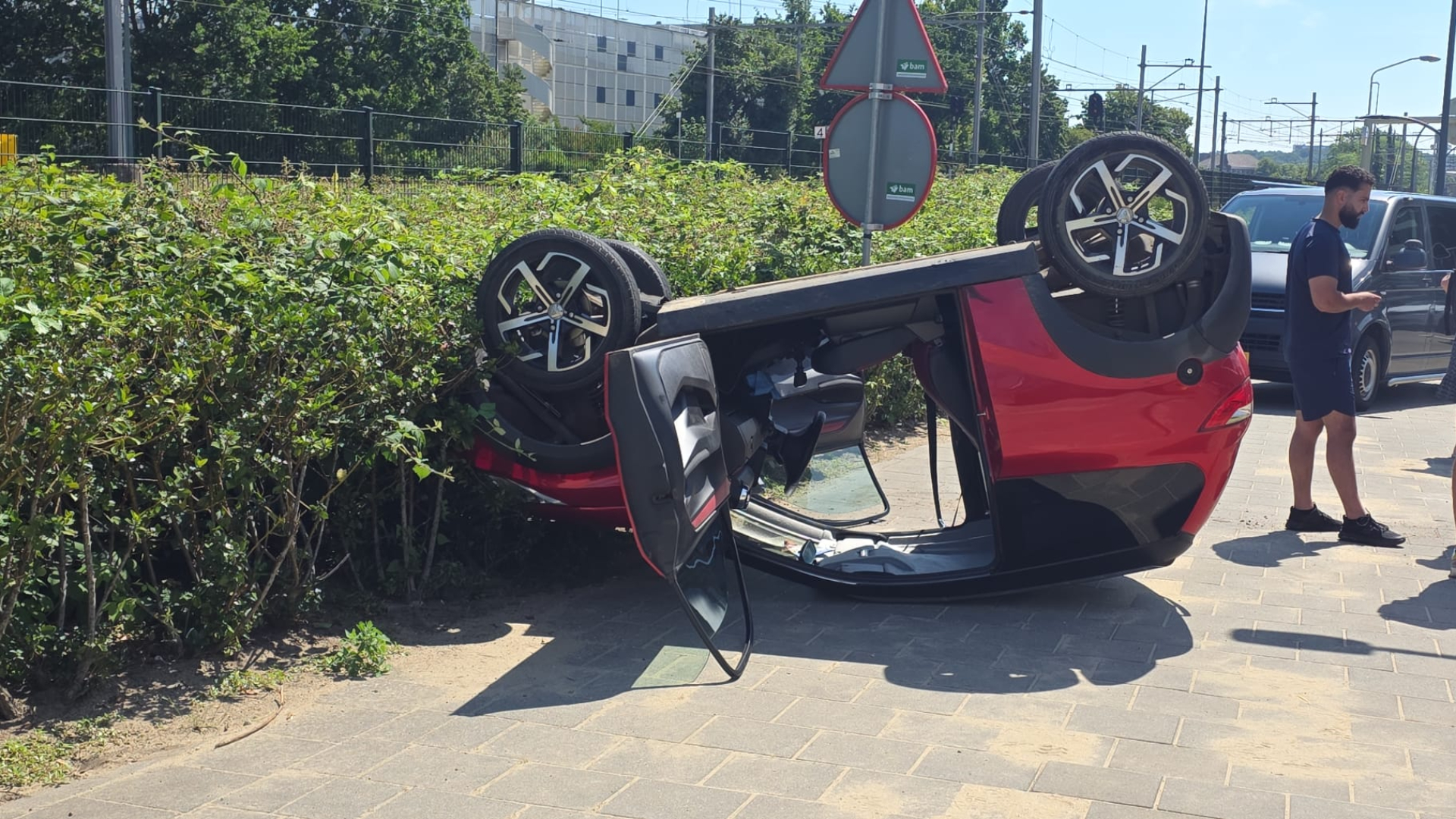 Brommobiel op de kop na botsing in Venlo.