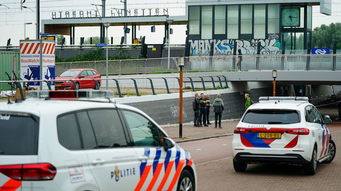 Het station is afgezet met linten