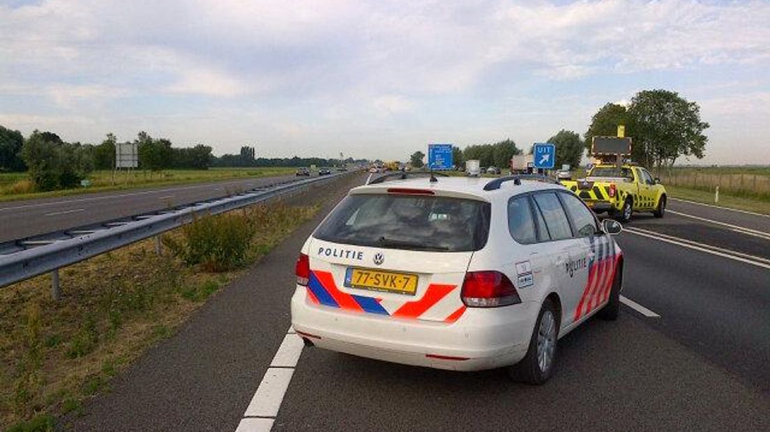 Op de A28 bij Nijkerk zijn dinsdagochtend vijf auto's op elkaar gebotst. De weg was daardoor enige tijd volledig afgesloten.