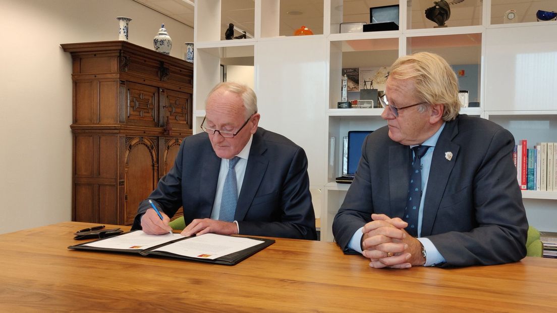 Johan Remkes met commissaris van de Koning Jaap Smit.