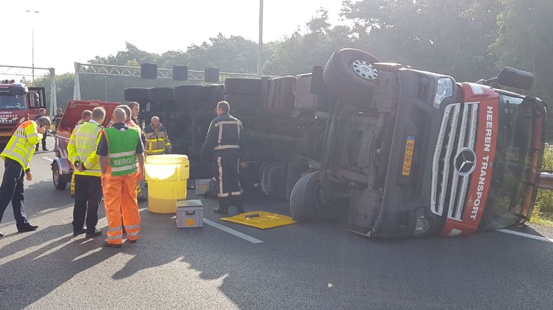 Alle rijstroken op de A50 bij Hoenderloo zijn weer open. Daar kantelde vrijdagmorgen een vrachtwagen die was geladen met zuiveringsslib. Het verkeer werd urenlang over de af- en toerit geleid; er stonden lange files.