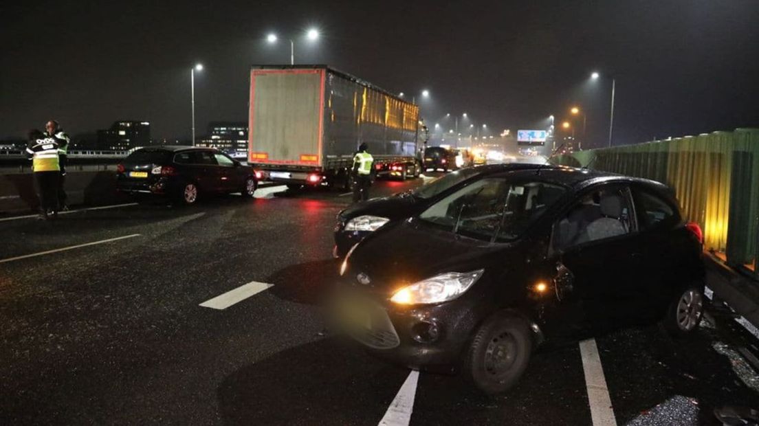 Chaos op de IJsselbrug bij Westervoort, zeventien auto's en twee vrachtwagens botsen in totaal op elkaar.