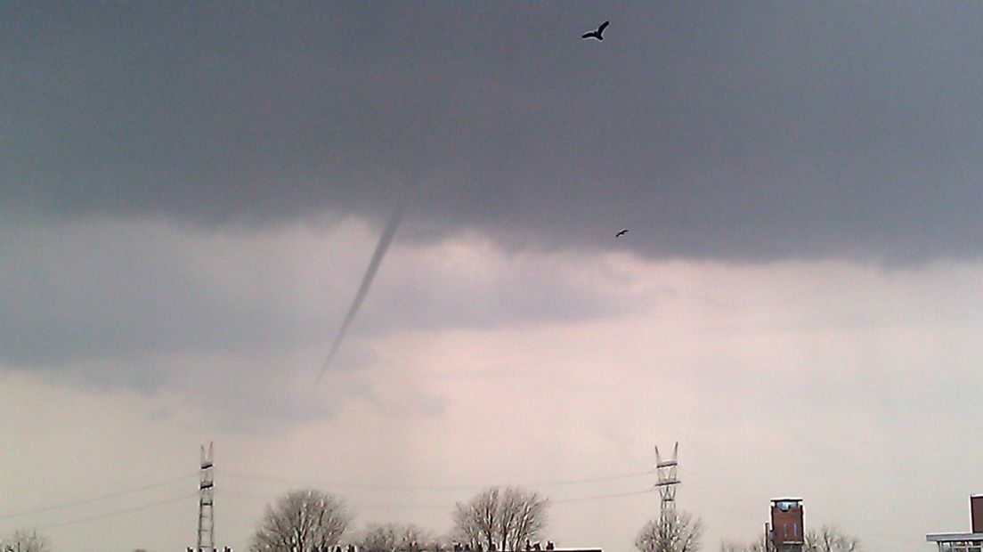 Onweersbui met windhoos boven Hazerswoude Rijndijk 