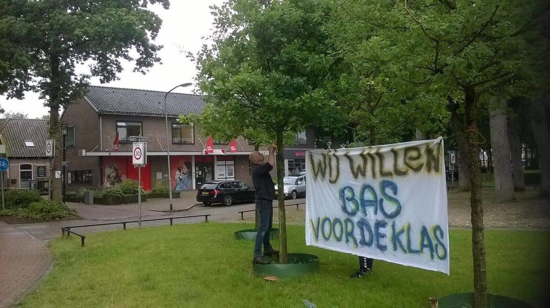 In Zuidlaren is een spandoek opgehangen door actievoerende ouders (Rechten: Sonja van Roeden)