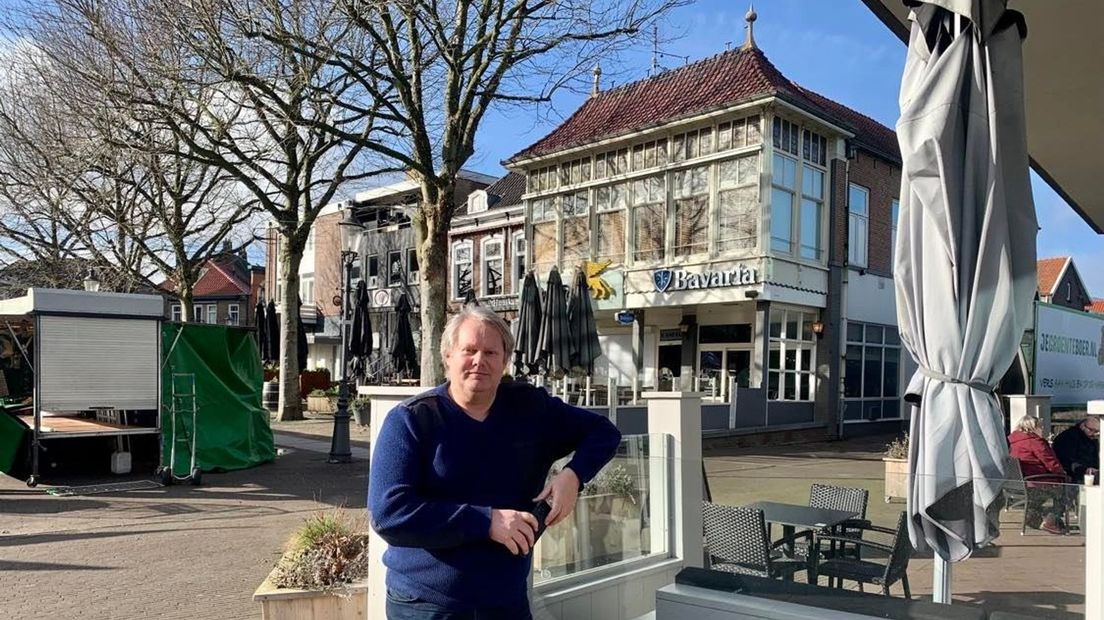Bert Finke met op de achtergrond het toenmalige Landwachthuis in Coevorden.