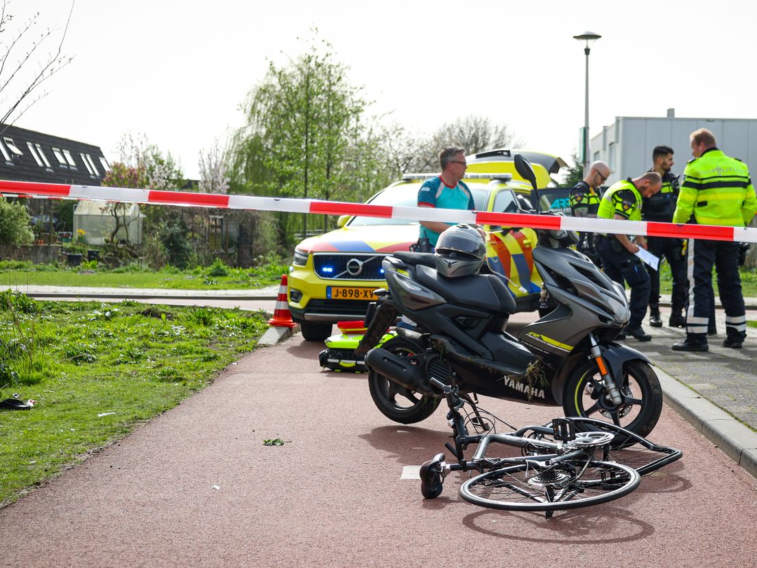 De racefiets is flink beschadigd door de botsing met de scooter op het Martin Luther Kingpad in Capelle aan den IJssel.