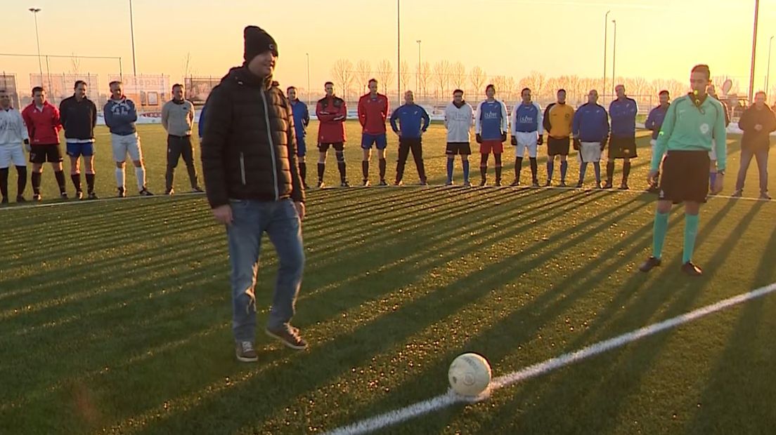 Een bijzonder benefiettoernooi bij voetbalclub N.I.V.O.-Sparta in Zaltbommel zaterdagmiddag. Daar wordt gespeeld om geld op te halen voor een stichting tegen hersentumoren.