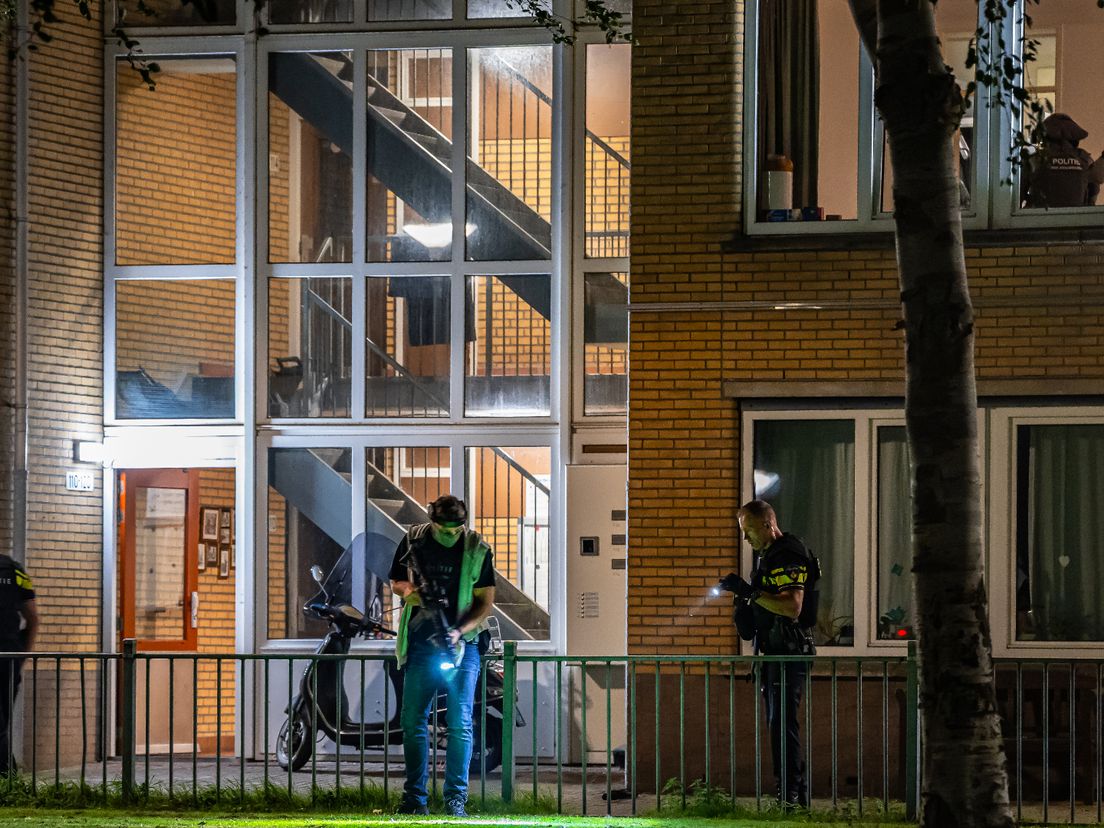 Inval en onderzoek bij woning na schietincident.