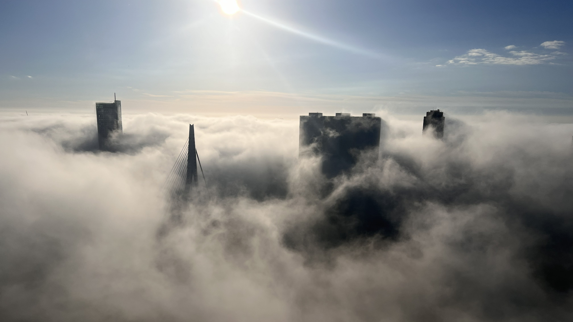 Marcel en Fred hadden zondag een zonnig uitzicht terwijl Rotterdam in mist gehuld was.