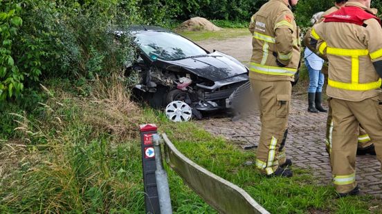 Automobilist haalt bocht niet en botst tegen boom