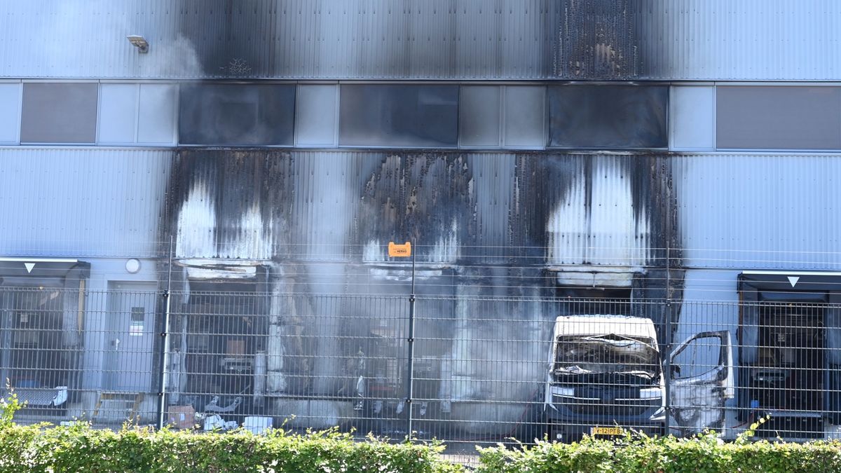 Geen gewonden, wel tientallen pakketten beschadigd door brand sorteercentrum PostNL