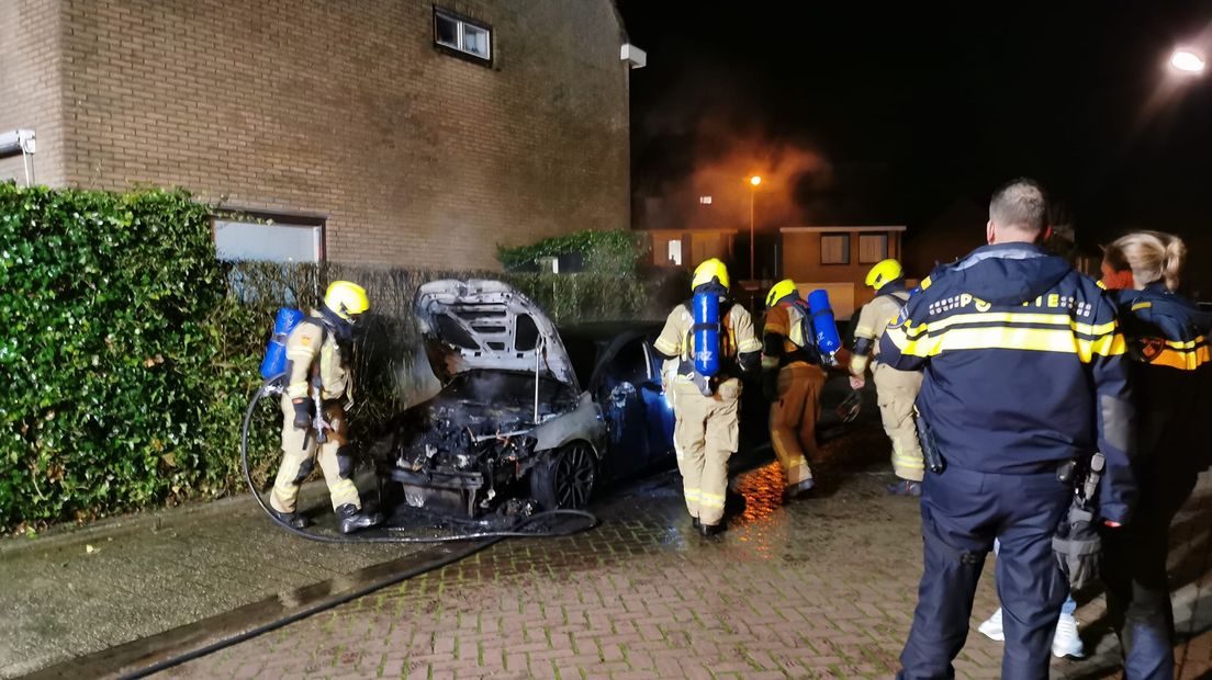Auto in 's-Gravenpolder gaat in vlammen op, politie vermoedt ...