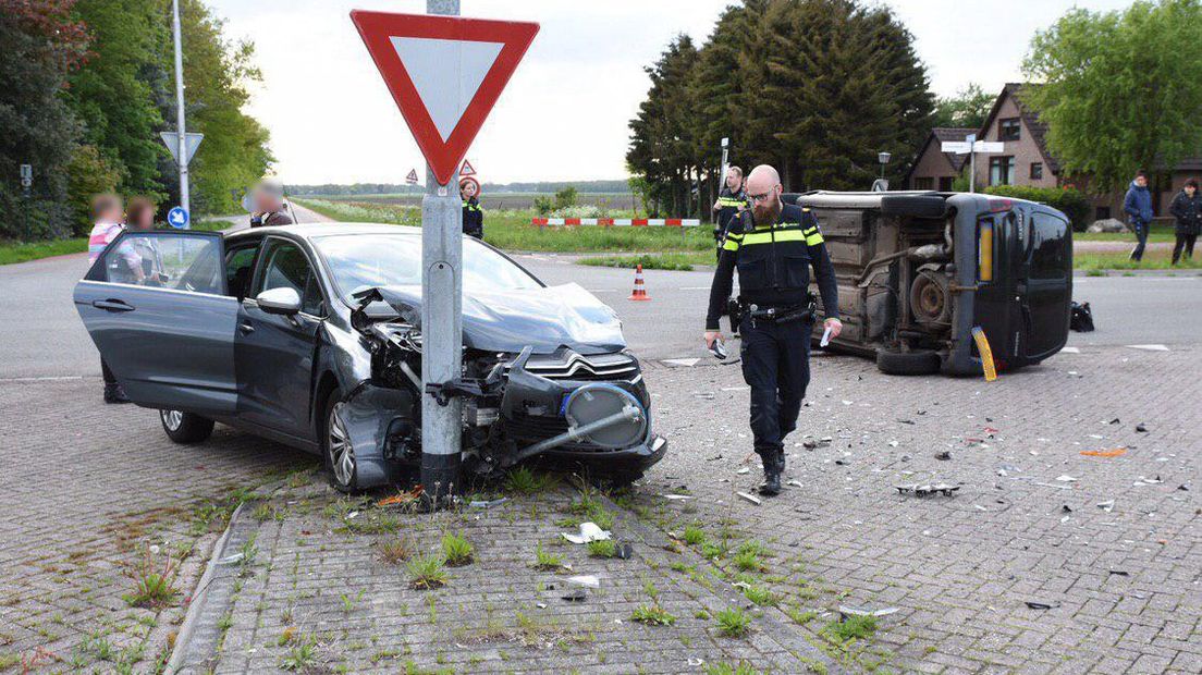 Het ongeluk gebeurde op een kruising bij Schoonebeek (Rechten: De Vries Media)