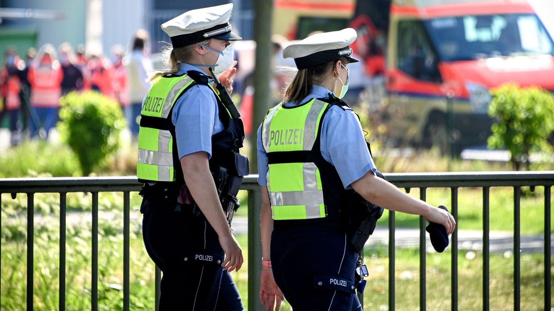 Duitse agenten dragen een mondkapje