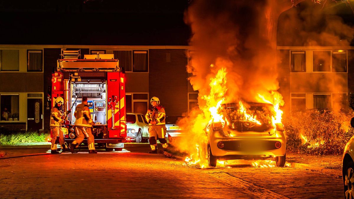 Drie auto's en scooter verwoest door brand