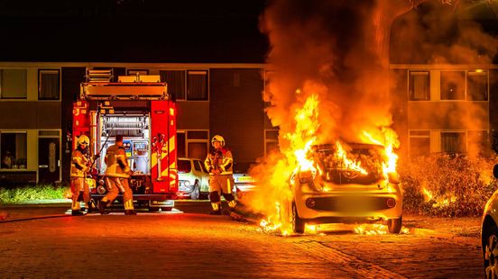 Drie auto's en scooter verwoest door brand