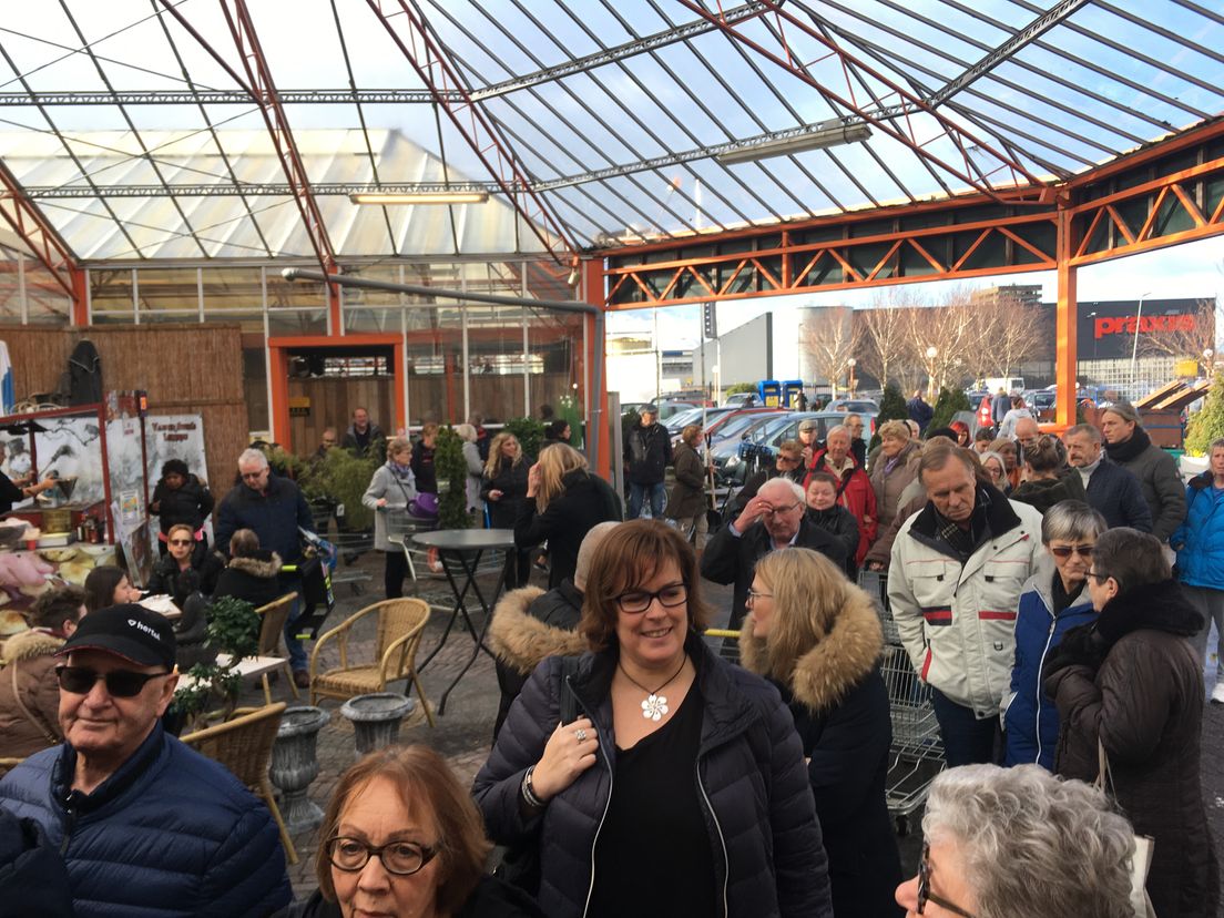 Mensen stonden in de rij om binnen te komen bij Staelduinsebos Groencentrum