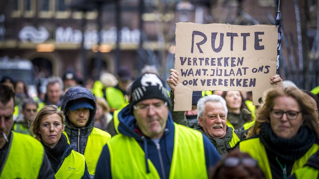 Betogers in gele hesjes tijdens een protestwandeling in Maastricht.