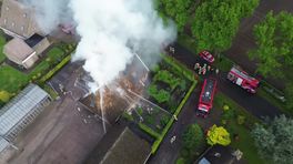 Rieten dak van woonboerderij in Dwingeloo in vlammen op