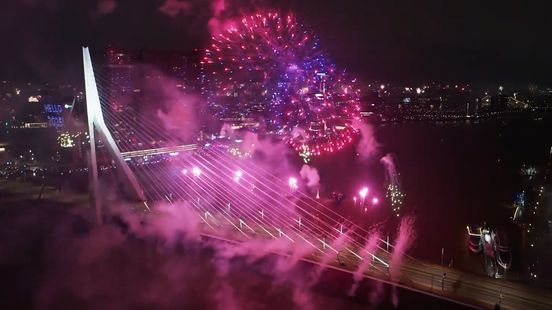 Doek valt voor het Nationale Vuurwerk op de Erasmusbrug: 'Echt onvoorstelbaar'